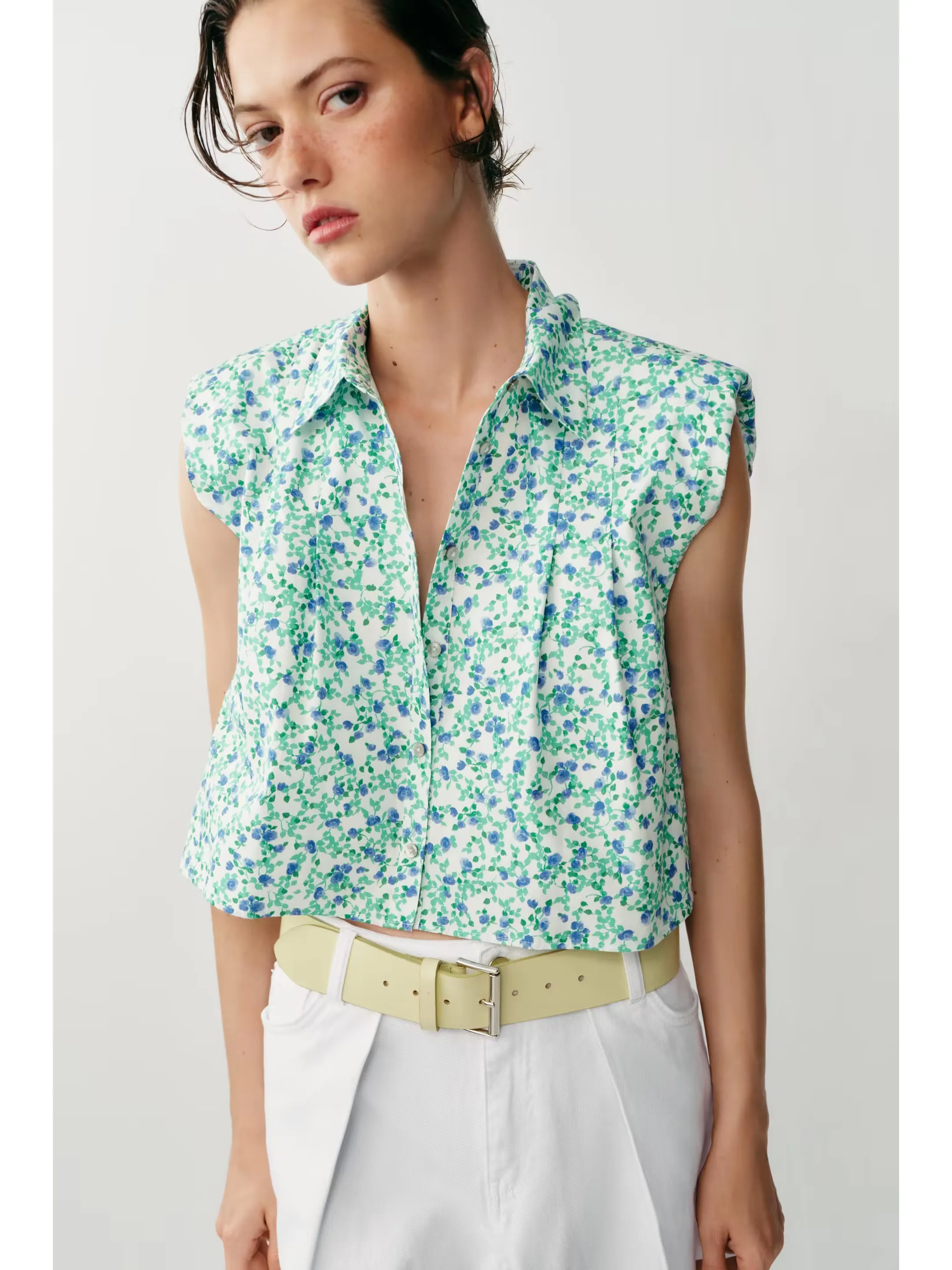New Summer Women's Short Shirt Floral Print Turn-down Collar Padded Shoulder Top Chinese Style Casual Fashion Upperwear
New Summer Women's Short Shirt Floral Print Turn-down Collar Padded Shoulder Top Chinese Style Casual Fashion Upperwear