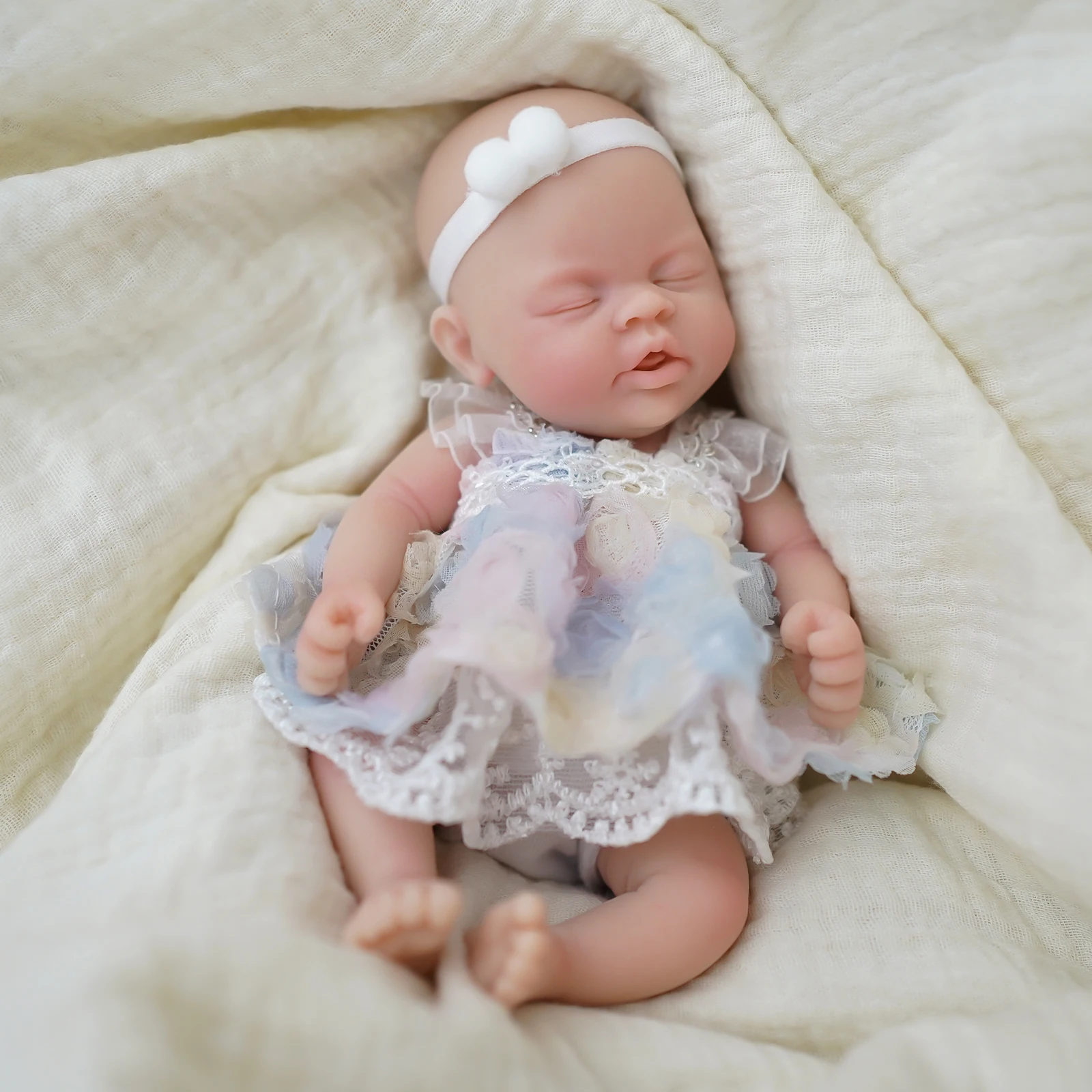 7-дюймовая миниатюрная кукла-реборн из мягкого силикона, реалистичная игрушка для малышей, подарок на Хэллоуин и Рождество, силиконовое тело Bebe Reborn
7-дюймовая миниатюрная кукла-реборн из мягкого силикона, реалистичная игрушка для малышей, подарок на Хэллоуин и Рождество, силиконовое тело Bebe Reborn