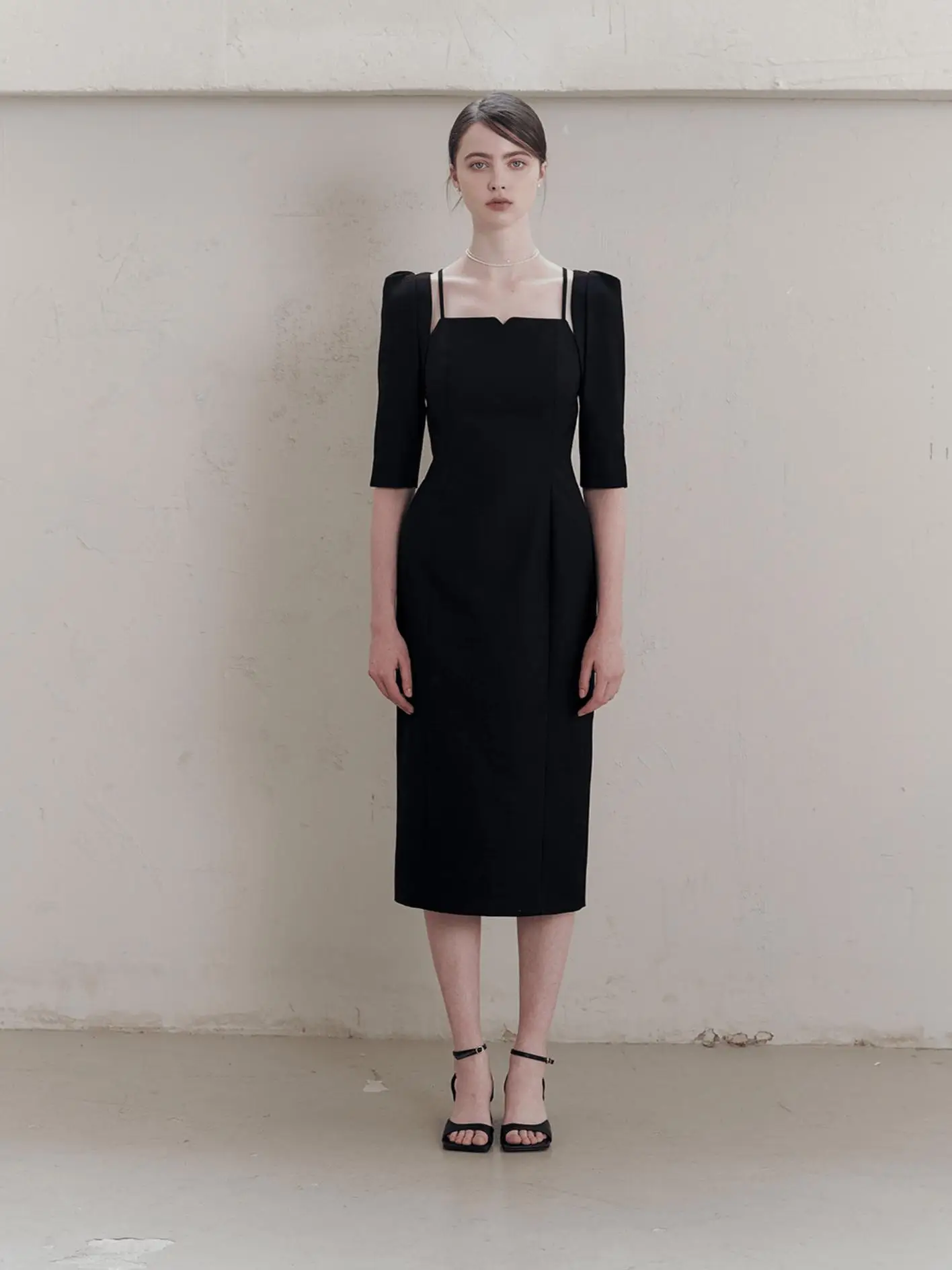 Модное платье H-образного силуэта средней длины с квадратным вырезом, стройнящее, удобное для повседневной носки, с застежкой-молнией.
Модное платье H-образного силуэта средней длины с квадратным вырезом, стройнящее, удобное для повседневной носки, с застежкой-молнией.