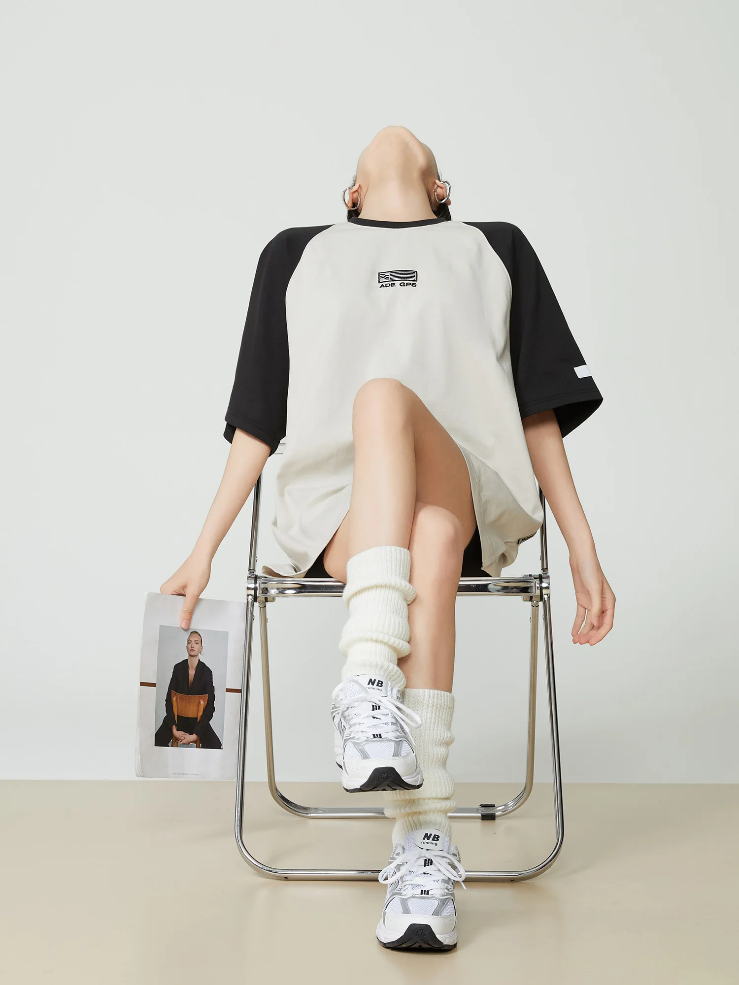 Ретро-американская женская футболка с длинным рукавом, летняя новинка, свободный крой, из смесового полиэстера, с круглым вырезом и дизайнерскими вставками
Ретро-американская женская футболка с длинным рукавом, летняя новинка, свободный крой, из смесового полиэстера, с круглым вырезом и дизайнерскими вставками