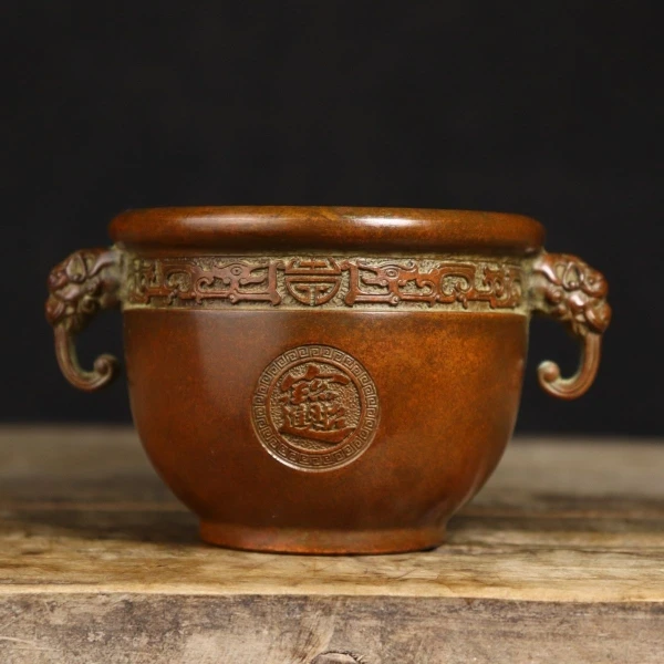 Su Gong pure copper elephant trunk lucky cylinder diameter 10.2 cm, ear distance 12.5 cm, height 7.7 cm and weight 700 grams.
Su Gong pure copper elephant trunk lucky cylinder diameter 10.2 cm, ear distance 12.5 cm, height 7.7 cm and weight 700 grams.