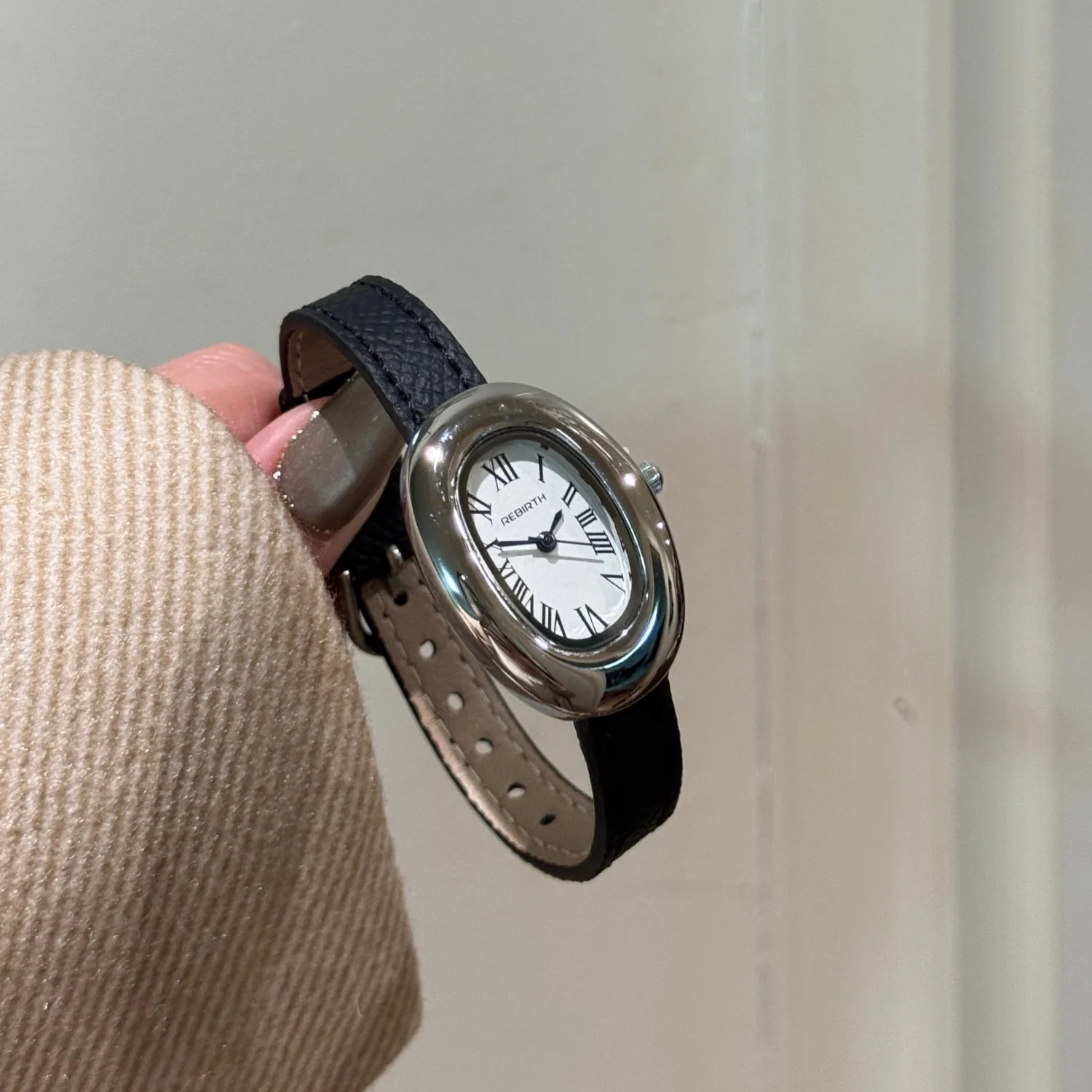 Ladies' Minimalist Oval Bathtub Quartz Watch Artistic Vintage Watches Woman Leather Strap Wristwatch relojes de mujer elegantes
Ladies' Minimalist Oval Bathtub Quartz Watch Artistic Vintage Watches Woman Leather Strap Wristwatch relojes de mujer elegantes