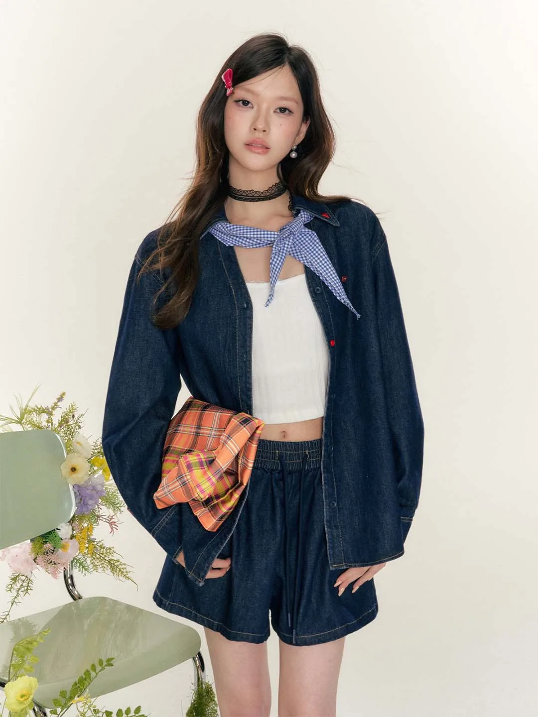 Модный женский комплект из двух предметов: джинсовая рубашка с вышивкой в виде сердца и V-образным вырезом, а также шорты А-силуэта с эластичным поясом. Весенняя коллекция.
Модный женский комплект из двух предметов: джинсовая рубашка с вышивкой в виде сердца и V-образным вырезом, а также шорты А-силуэта с эластичным поясом. Весенняя коллекция.