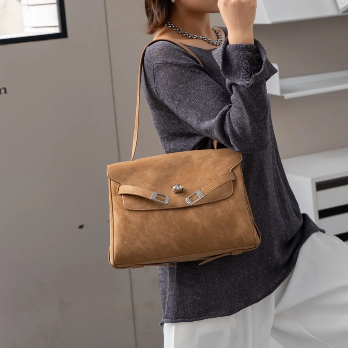 Осенне-зимняя матовая кожаная сумка в стиле ретро, простая и универсальная сумка-мессенджер на плечо.
Осенне-зимняя матовая кожаная сумка в стиле ретро, простая и универсальная сумка-мессенджер на плечо.