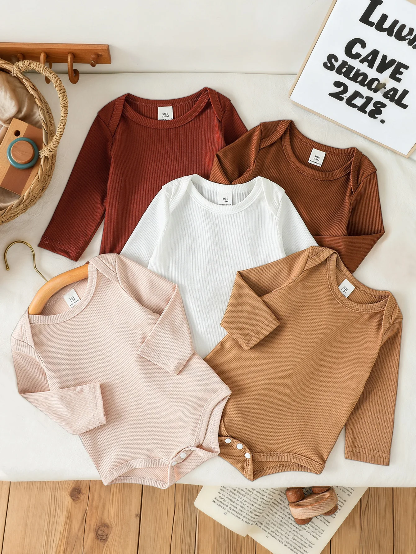 Spring and Autumn Five-Piece Triangle Romper Set, Breathable and Skin-Friendly, Suitable for Daily Casual Wear, Versatile for Outings, Baby's Everyday Style
Spring and Autumn Five-Piece Triangle Romper Set, Breathable and Skin-Friendly, Suitable for Daily Casual Wear, Versatile for Outings, Baby's Everyday Style