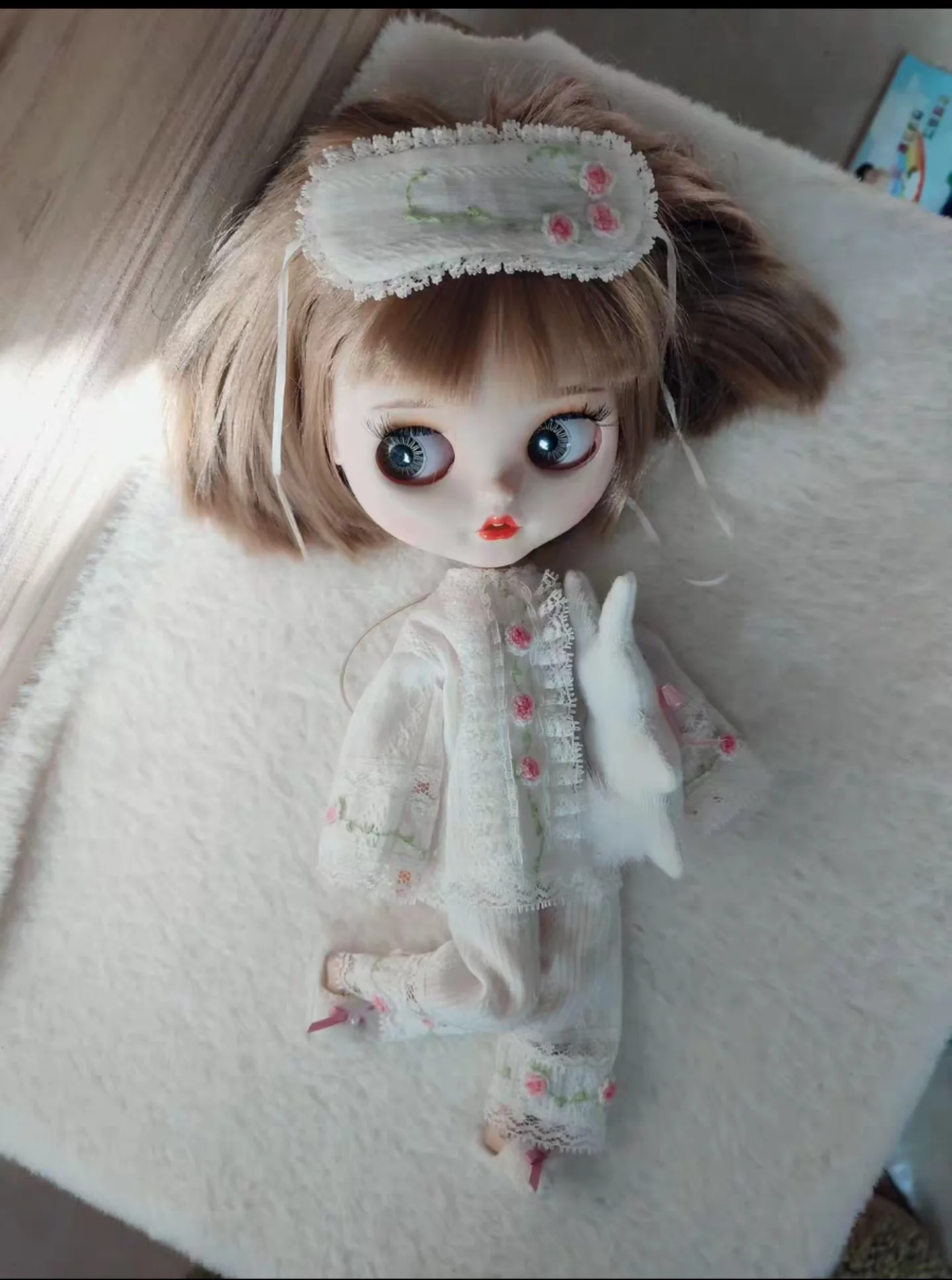 Ночное белье Blythe с цветочной вышивкой, 5 шт., тени для век + топы + брюки + тапочки + обнимающий кролик 1/6, 30 см (подходит для azone, Pullip, Ob22/24/26,
Ночное белье Blythe с цветочной вышивкой, 5 шт., тени для век + топы + брюки + тапочки + обнимающий кролик 1/6, 30 см (подходит для azone, Pullip, Ob22/24/26,