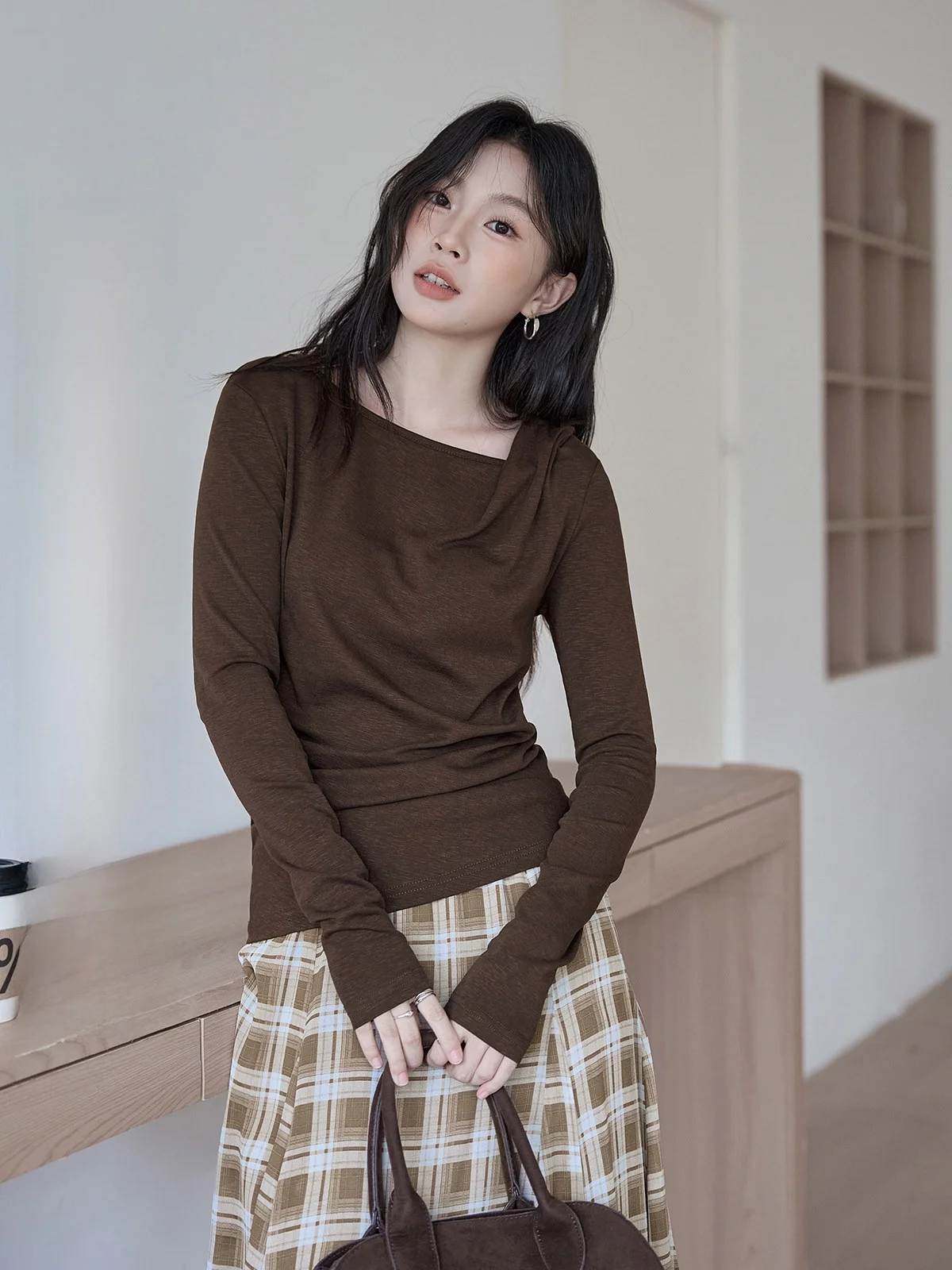 HuiXi Brown Long Sve T-irt Women's Simple Slim Fit Inner Wear Base irt round Ne Folded Hem Regular Length Body ape
HuiXi Brown Long Sve T-irt Women's Simple Slim Fit Inner Wear Base irt round Ne Folded Hem Regular Length Body ape