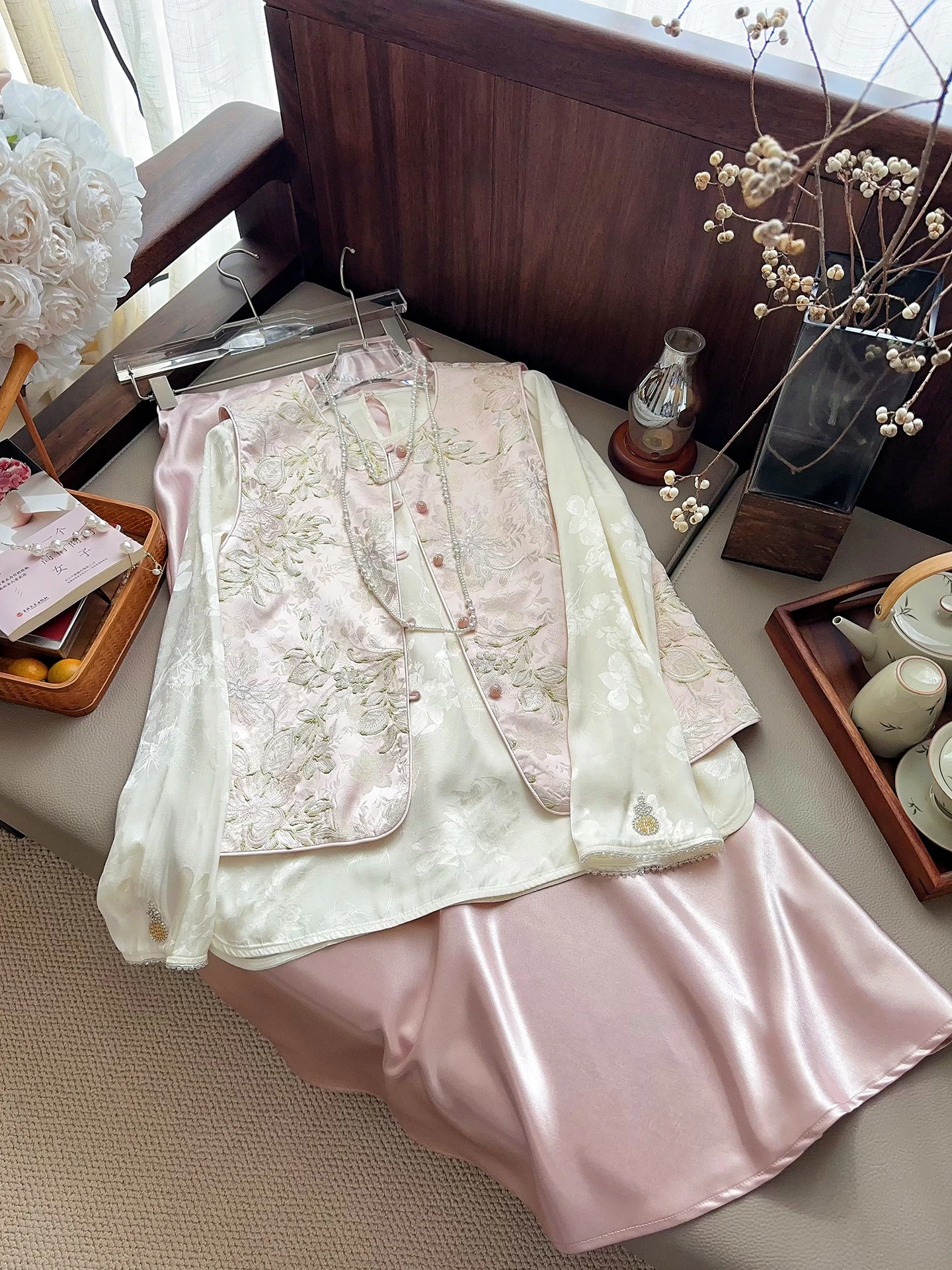 New Chinese Style Embroidered Button Back Silk Vest Women's High-End Feel Spring 2026 Fashion Outerwear round Hem Plant Flora...
New Chinese Style Embroidered Button Back Silk Vest Women's High-End Feel Spring 2026 Fashion Outerwear round Hem Plant Flora...