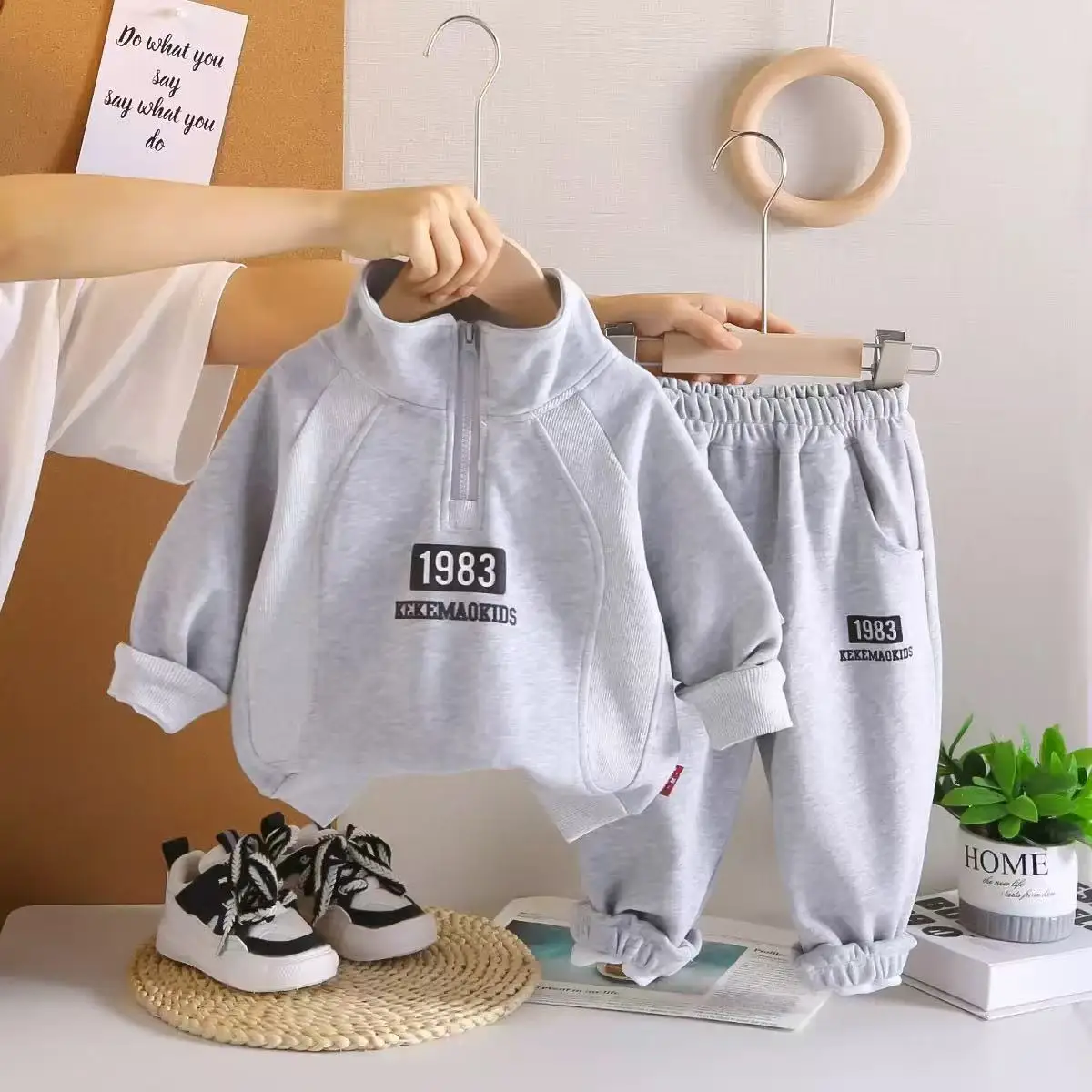 Весенне-осенний новый спортивный комплект из 2 предметов с длинными рукавами и полумолнией для мальчиков и девочек, топ-брюки для малышей, детская модная повседневная корейская одежда
Весенне-осенний новый спортивный комплект из 2 предметов с длинными рукавами и полумолнией для мальчиков и девочек, топ-брюки для малышей, детская модная повседневная корейская одежда