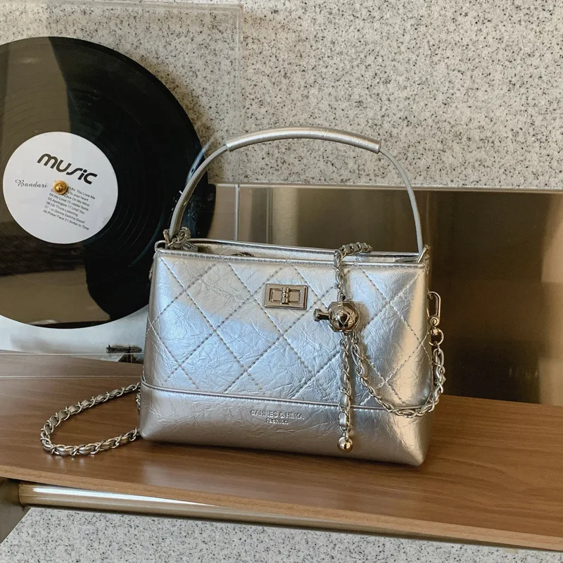 Xiaoxiangfeng bag women's 2026 new super fire niche diamond chain bucket bag high-end shoulder messenger bag
Xiaoxiangfeng bag women's 2026 new super fire niche diamond chain bucket bag high-end shoulder messenger bag
