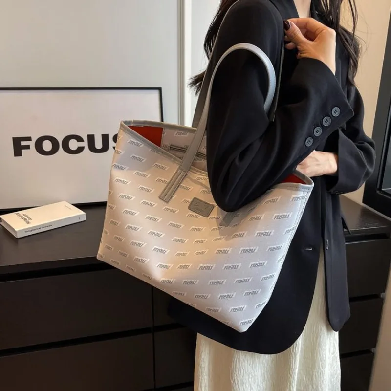 Unique Simple Designer Crossbody Diaper Bag Women's Fashion Handbag Trendy Large Capacity Tote Shoulder Bag
Unique Simple Designer Crossbody Diaper Bag Women's Fashion Handbag Trendy Large Capacity Tote Shoulder Bag
