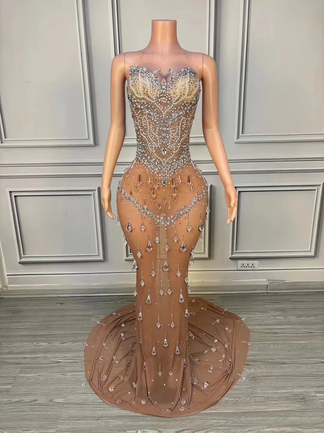 Nightclub Bar Performance Clothing Full of Diamonds Mesh Pearl Long Skirt Crystal Female Singer Model Catwalk
Nightclub Bar Performance Clothing Full of Diamonds Mesh Pearl Long Skirt Crystal Female Singer Model Catwalk
