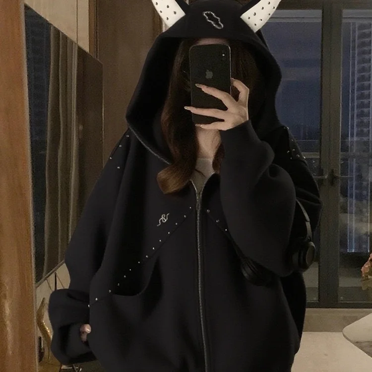 Свободная модная женская толстовка с капюшоном, украшенная заклепками, повседневный универсальный топ, трендовая уличная одежда, удобная модель с длинными рукавами
Свободная модная женская толстовка с капюшоном, украшенная заклепками, повседневный универсальный топ, трендовая уличная одежда, удобная модель с длинными рукавами