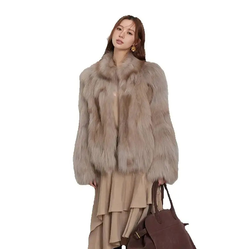 «Элегантная и повседневная жизнь как мечта 2.0» Шуба с воротником-стойкой из фінского серебряного лисьего меха Женское короткое пальто.
«Элегантная и повседневная жизнь как мечта 2.0» Шуба с воротником-стойкой из фінского серебряного лисьего меха Женское короткое пальто.