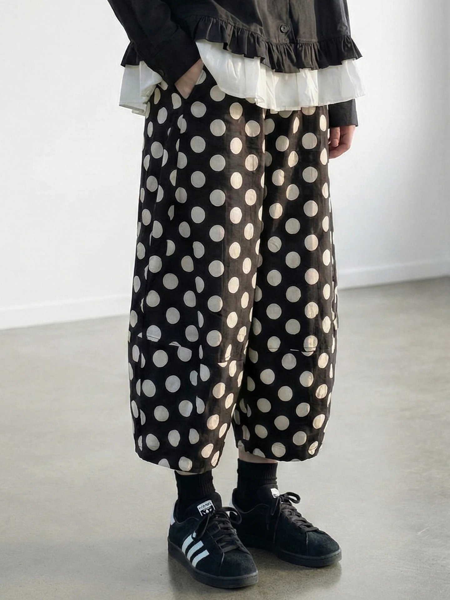 imakokoni 2026 Spring Literature and Leisure Nine point Pants Loose Elastic Waist Black Polka Lantern Pants for Women 255332
imakokoni 2026 Spring Literature and Leisure Nine point Pants Loose Elastic Waist Black Polka Lantern Pants for Women 255332