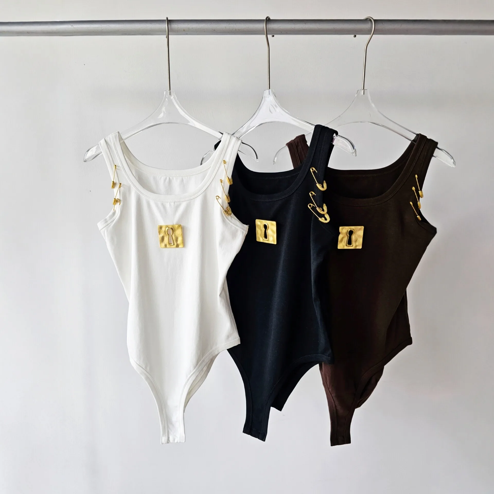 High Waist Straight Leg Short Pants Jumpsuit Women's Fashion Decorative Pin Metal Minimalist Style Top And Bottom Set
High Waist Straight Leg Short Pants Jumpsuit Women's Fashion Decorative Pin Metal Minimalist Style Top And Bottom Set