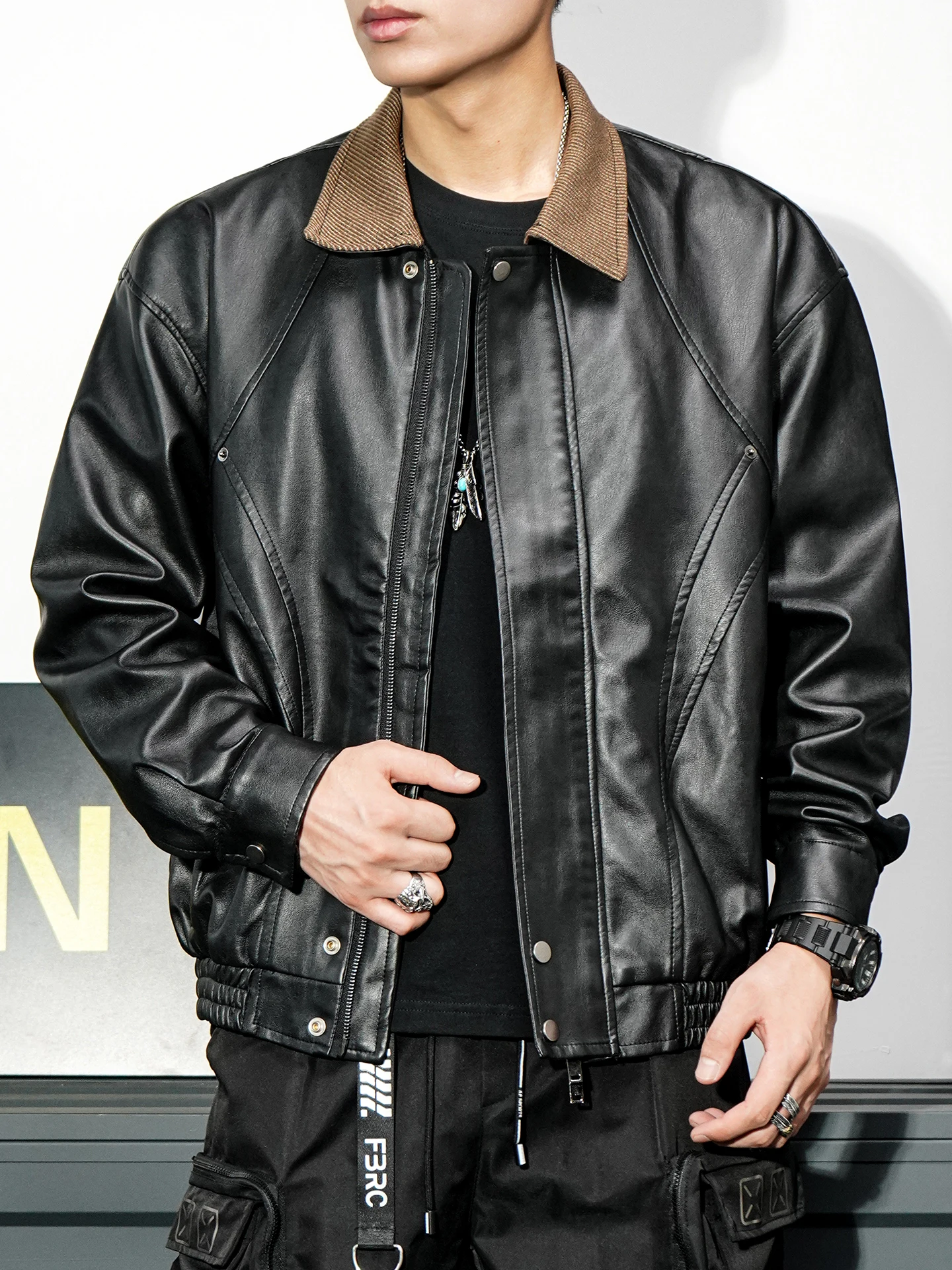 Bla ort Leather Jaet Men's Retro American Sle Motorcycle PU Loose Fit Youthful Energy Windproof Long Sve Zipper Coat
Bla ort Leather Jaet Men's Retro American Sle Motorcycle PU Loose Fit Youthful Energy Windproof Long Sve Zipper Coat