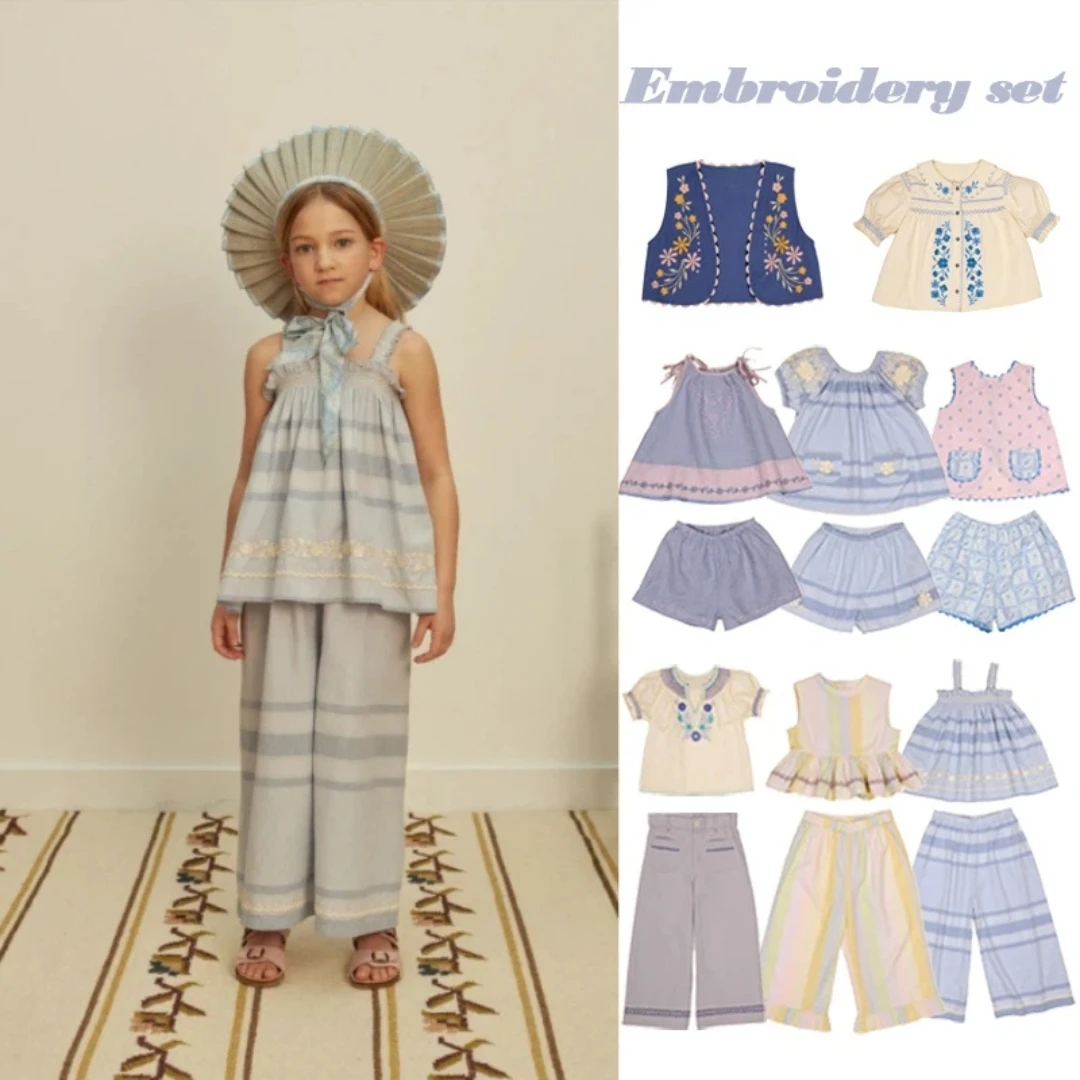 Летний комплект для девочек 2026SS: топ с декоративными ремешками и шорты, легкий, в свежем стиле, детский комплект из двух предметов
Летний комплект для девочек 2026SS: топ с декоративными ремешками и шорты, легкий, в свежем стиле, детский комплект из двух предметов