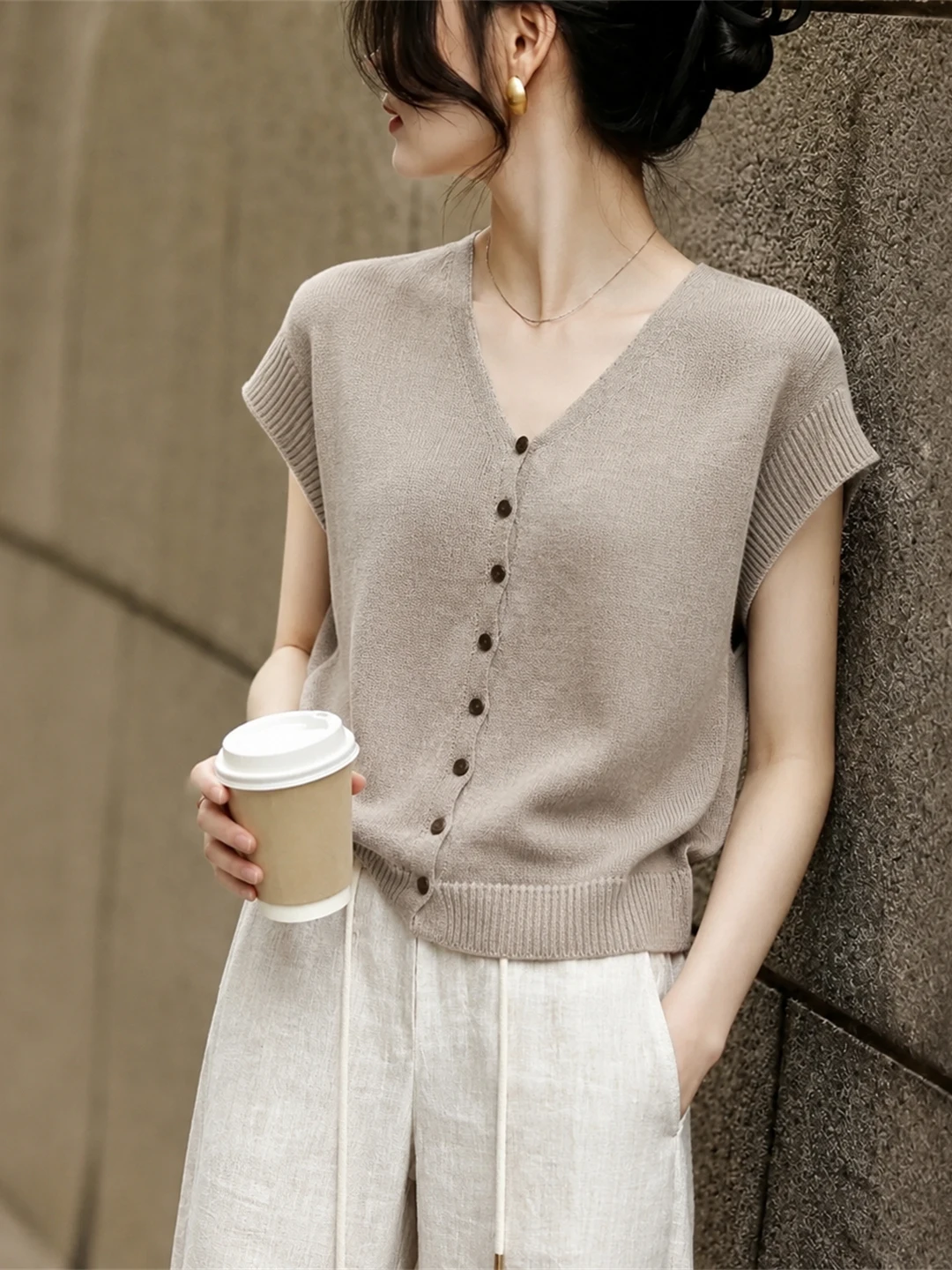 Elegant V-Neck Short Sleeve Ice Silk Knitted Top Korean Style Casual Summer White Enhancing Shirt Stylish Commute Fashion
Elegant V-Neck Short Sleeve Ice Silk Knitted Top Korean Style Casual Summer White Enhancing Shirt Stylish Commute Fashion