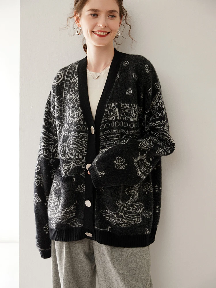 Luxury Women 100% Cashmere Sweater V-neck Buttons Cardigan Vintage Style Jacquard Cashmere Knitwear Autumn Winter Loose Top
Luxury Women 100% Cashmere Sweater V-neck Buttons Cardigan Vintage Style Jacquard Cashmere Knitwear Autumn Winter Loose Top