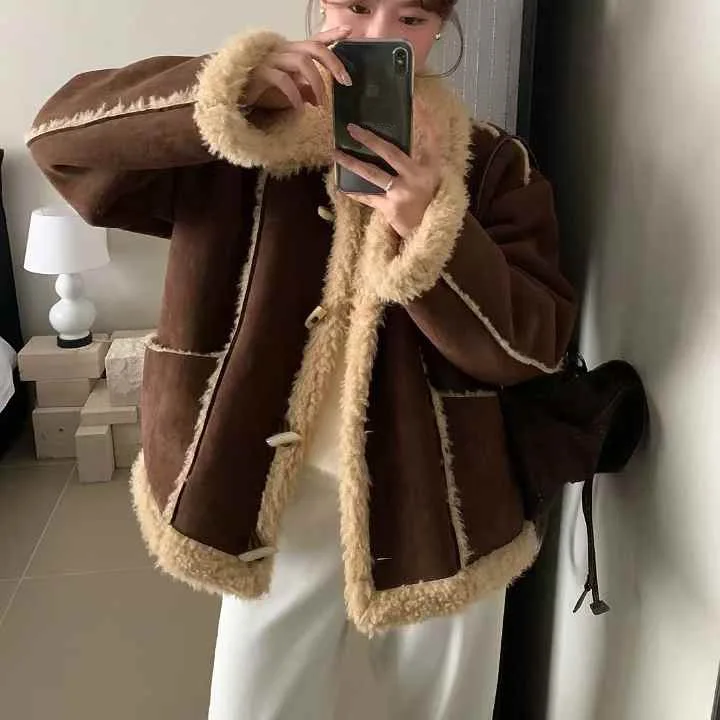 Женское шикарное пальто с меховым воротником в стиле ретро, кожаное и меховое интегрированное теплое пальто на пуговицах, корейская универсальная возрастная верхняя одежда
Женское шикарное пальто с меховым воротником в стиле ретро, кожаное и меховое интегрированное теплое пальто на пуговицах, корейская универсальная возрастная верхняя одежда