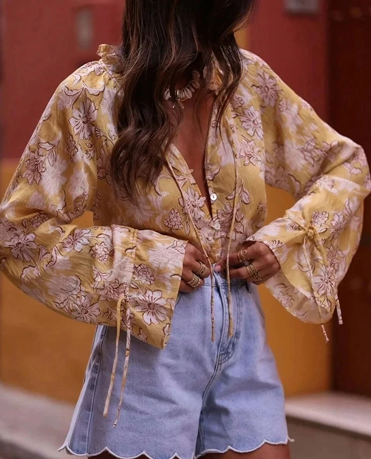 V-Neck Bell-Sleeve Printed Loose-Fit Top Women's Everyday Shirt
V-Neck Bell-Sleeve Printed Loose-Fit Top Women's Everyday Shirt