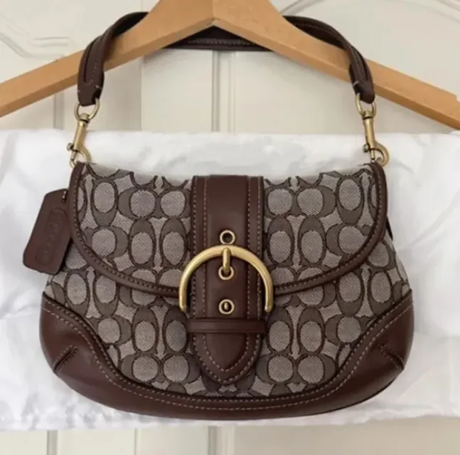 Женская сумка Soho Pea Bag из жаккарда и кожи, сумка-флэп Soho, однотонная сумка-тоут на плечо, дизайнерская люксовая сумка Coach
Женская сумка Soho Pea Bag из жаккарда и кожи, сумка-флэп Soho, однотонная сумка-тоут на плечо, дизайнерская люксовая сумка Coach