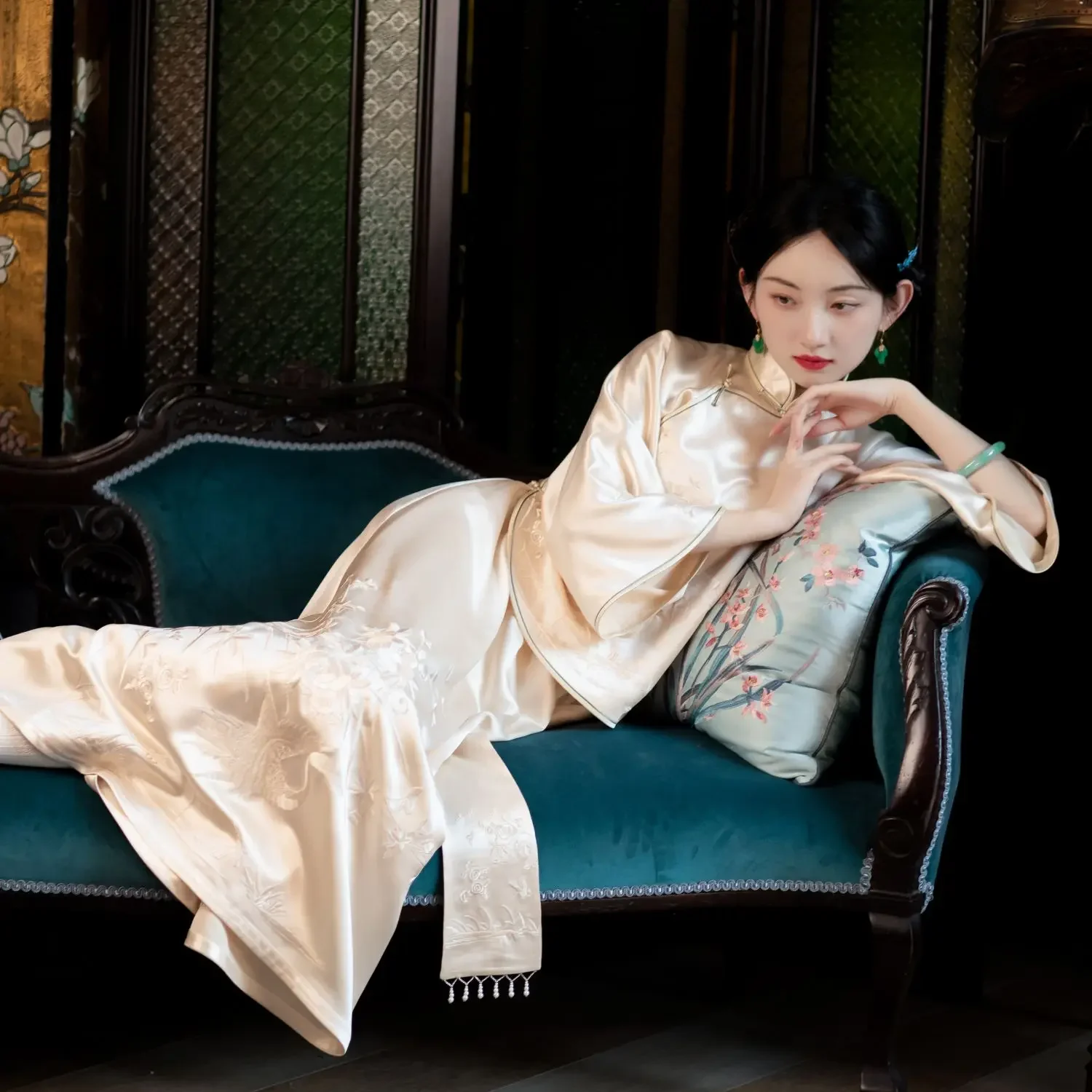2023 Vintage Satin Bamboo Embroidered Tang Suit Top Skirt Trousers Women's Clothing Chinese Wedding Dress Qipao Traditional
2023 Vintage Satin Bamboo Embroidered Tang Suit Top Skirt Trousers Women's Clothing Chinese Wedding Dress Qipao Traditional