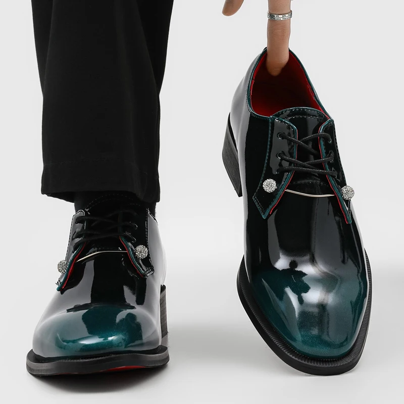 Celebrity Style Men Business Formal Fashion Shoes with Gradient Color Inlaid with Diamond Small Buttons for High-end Decoration
Celebrity Style Men Business Formal Fashion Shoes with Gradient Color Inlaid with Diamond Small Buttons for High-end Decoration