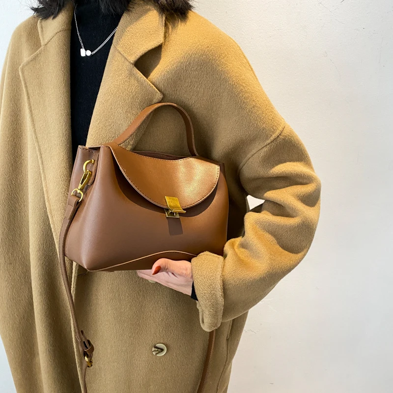 Niche Design High-end Ssense Large Capacity Versatile Messenger Bag Lock Buckle Shoulder Handbag Crossbody bagсумка женская
Niche Design High-end Ssense Large Capacity Versatile Messenger Bag Lock Buckle Shoulder Handbag Crossbody bagсумка женская