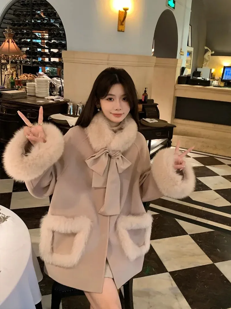 Miiiix Sweetheart Bow 2023 Winter Double-sided Cashmere Coat New Imitation Fox Fur Collar Cape Woolen Coat for Women Clothes
Miiiix Sweetheart Bow 2023 Winter Double-sided Cashmere Coat New Imitation Fox Fur Collar Cape Woolen Coat for Women Clothes