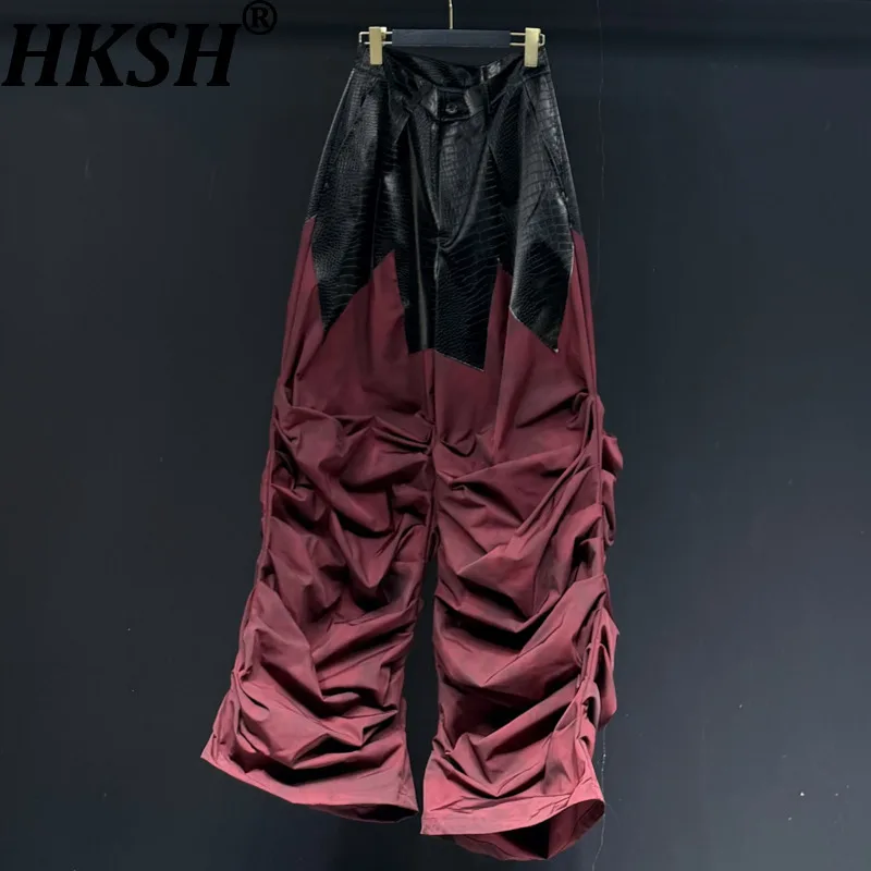 HKSH весна осень новый мужской модный дизайн кожаные лоскутные плиссированные темные повседневные брюки ретро Y2K нерегулярные расклешенные брюки HK13478
HKSH весна осень новый мужской модный дизайн кожаные лоскутные плиссированные темные повседневные брюки ретро Y2K нерегулярные расклешенные брюки HK13478