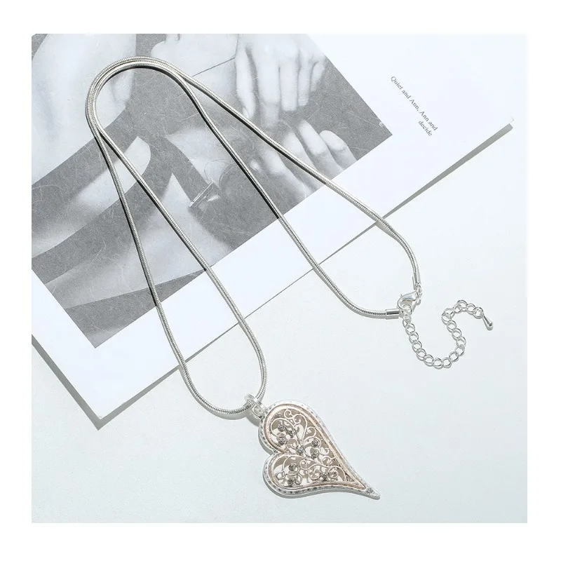 Sweater Chain Explosion Fresh and Exquisite Hollow Diamond Pattern Peach Heart Love Metal Pendant
Sweater Chain Explosion Fresh and Exquisite Hollow Diamond Pattern Peach Heart Love Metal Pendant
