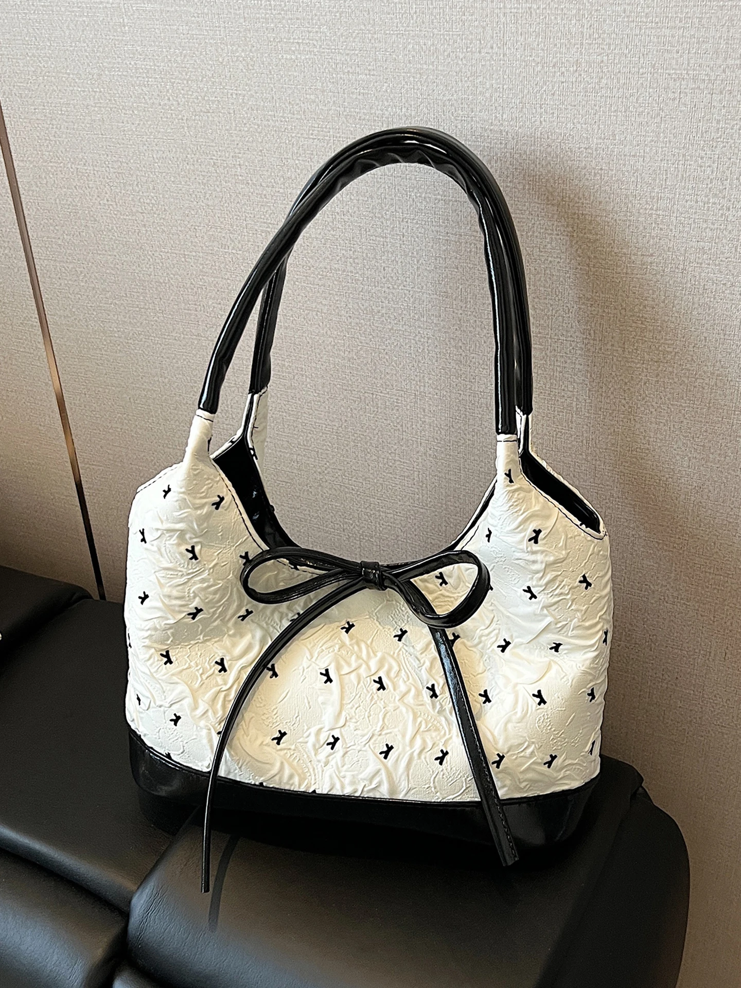 Trendy Knot Handbag Women's Shoulder Bag Versatile Bucket Shape Soft Leather Casual Style Summer 2025 Fashionable
Trendy Knot Handbag Women's Shoulder Bag Versatile Bucket Shape Soft Leather Casual Style Summer 2025 Fashionable