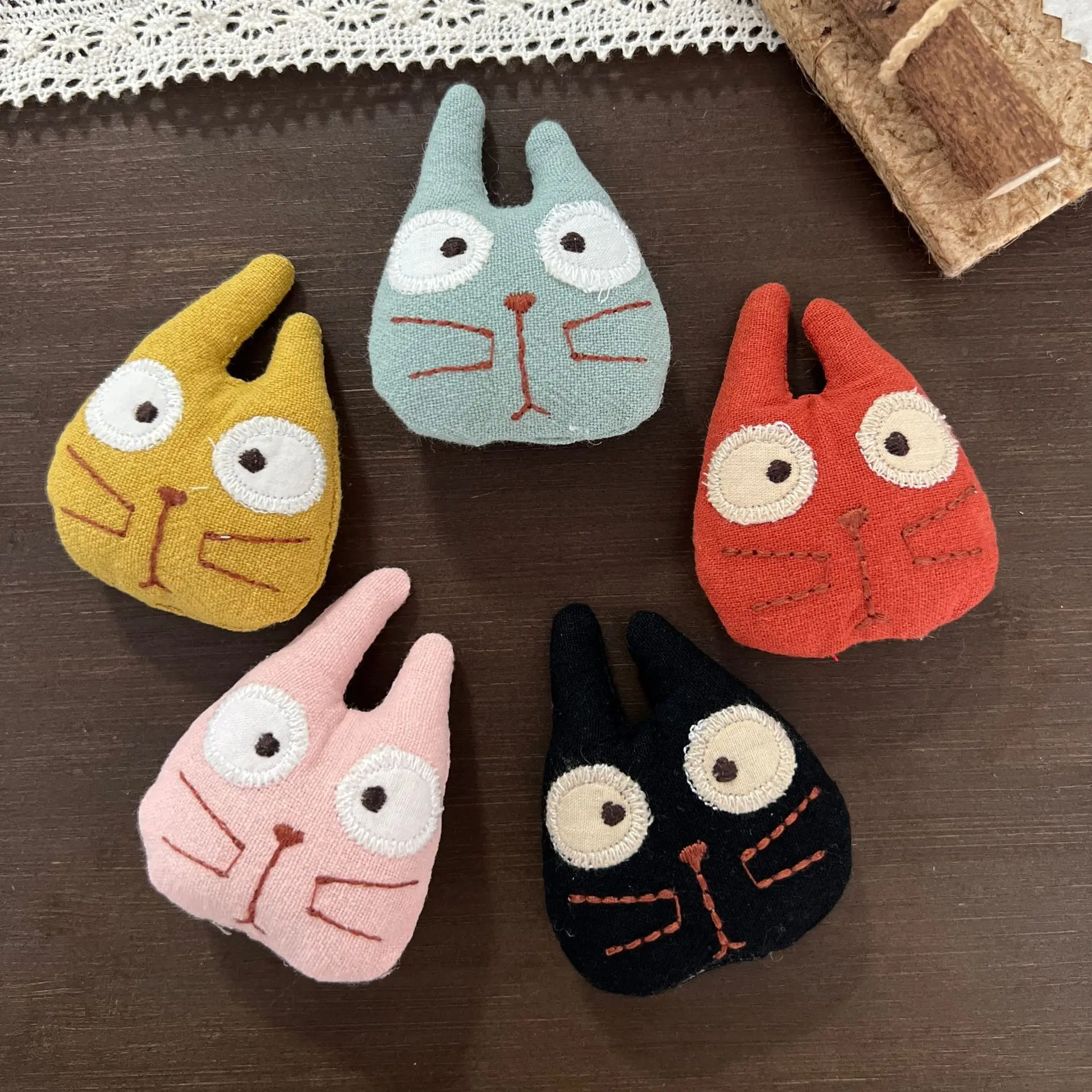 Cute Stuffed 3D Fabric Kitten Brooch for DIY Clothing Decoration Creative Garment Accessory Pendant
Cute Stuffed 3D Fabric Kitten Brooch for DIY Clothing Decoration Creative Garment Accessory Pendant