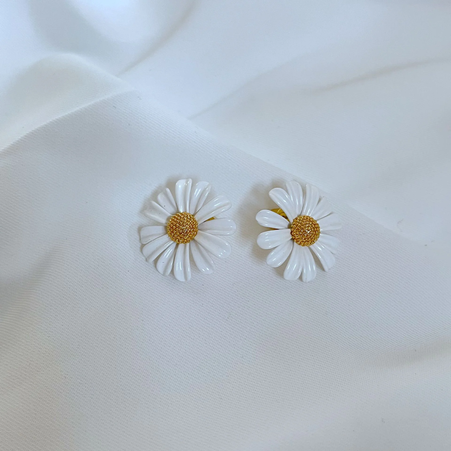 VKVVA Fashion Minimalist White Enamel Daisy Symmetric Stud Earrings, Elegant Unique Birthday Jewelry Gift for Women
VKVVA Fashion Minimalist White Enamel Daisy Symmetric Stud Earrings, Elegant Unique Birthday Jewelry Gift for Women