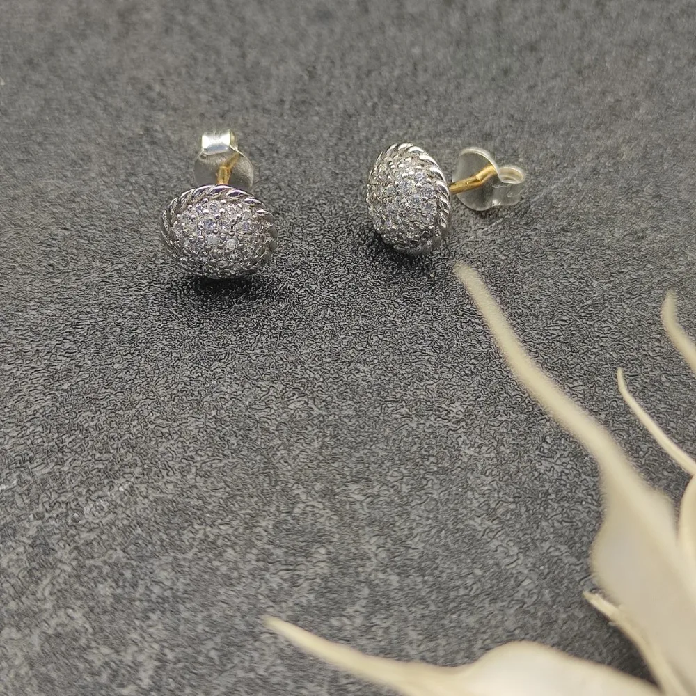 New DVA Fashionable High-end Stud Earrings Are Suitable for Daily Wear and Gifts Girl
New DVA Fashionable High-end Stud Earrings Are Suitable for Daily Wear and Gifts Girl