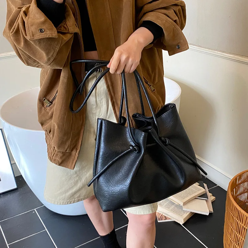 Винтажная женская большая вместительная сумка A/W 2025 года, многосторонняя сумка через плечо из натуральной кожи, шикарная рабочая сумка в стиле ретро
Винтажная женская большая вместительная сумка A/W 2025 года, многосторонняя сумка через плечо из натуральной кожи, шикарная рабочая сумка в стиле ретро
