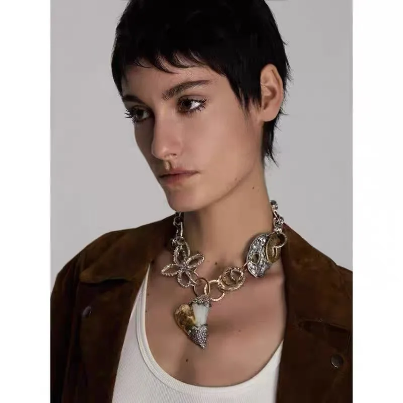 Retro Distressed Love Flower Necklace Metal Patchwork High-end Clavicle Necklace Y2K Trendy Choker M969
Retro Distressed Love Flower Necklace Metal Patchwork High-end Clavicle Necklace Y2K Trendy Choker M969