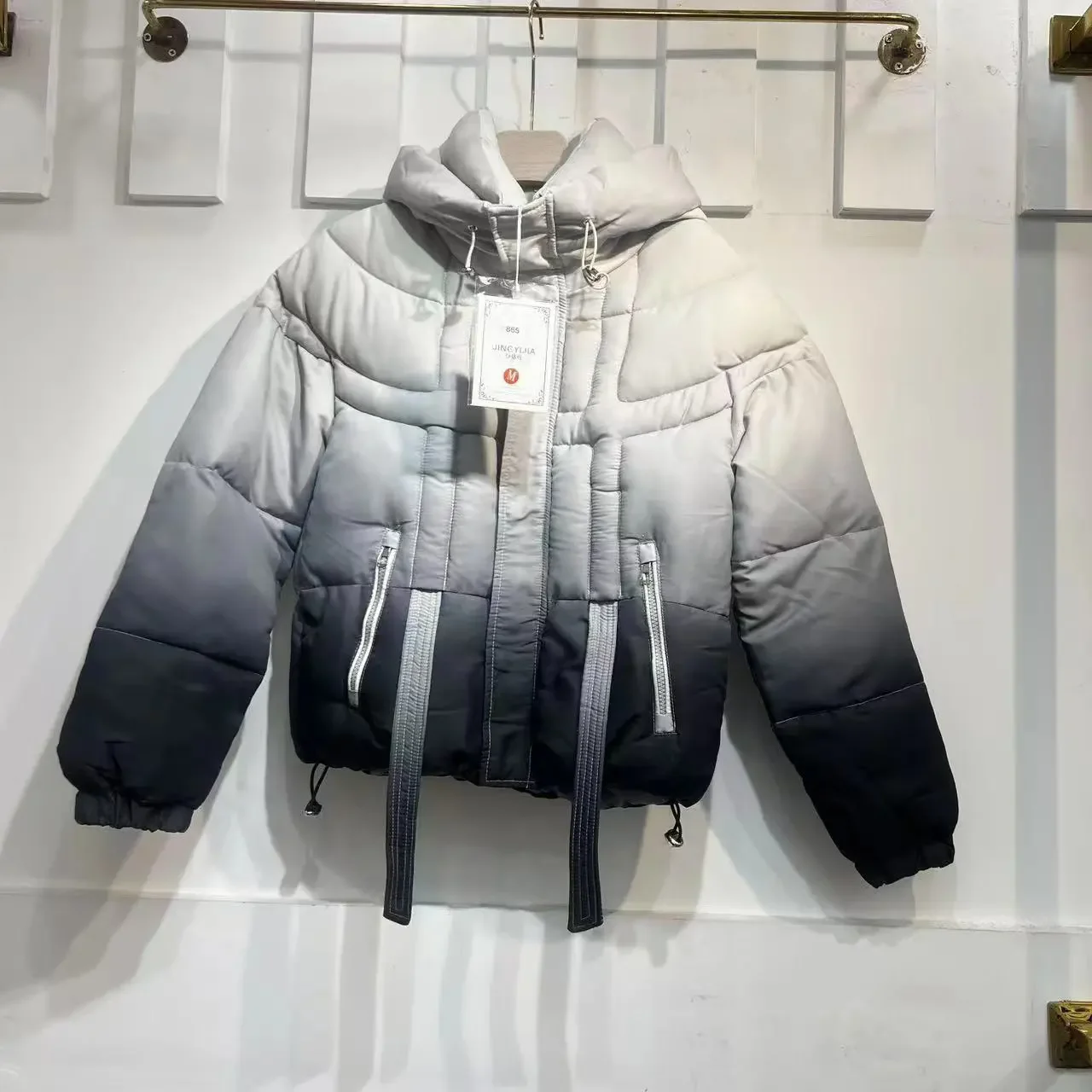 Новая зимняя пуховая куртка с градиентом на хлопковой подкладке, женское пальто, новинка 2025 года, шикарное милое хлопковое пальто с капюшоном допамина, толстая теплая парка 
Новая зимняя пуховая куртка с градиентом на хлопковой подкладке, женское пальто, новинка 2025 года, шикарное милое хлопковое пальто с капюшоном допамина, толстая теплая парка