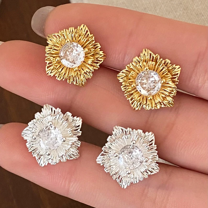 PONYKISS 925 Sterling Silver 18K Gold Zircon Flower Stud Earrings for Women Minimalist Vintage Fine Jewelry Plant Accessories
PONYKISS 925 Sterling Silver 18K Gold Zircon Flower Stud Earrings for Women Minimalist Vintage Fine Jewelry Plant Accessories