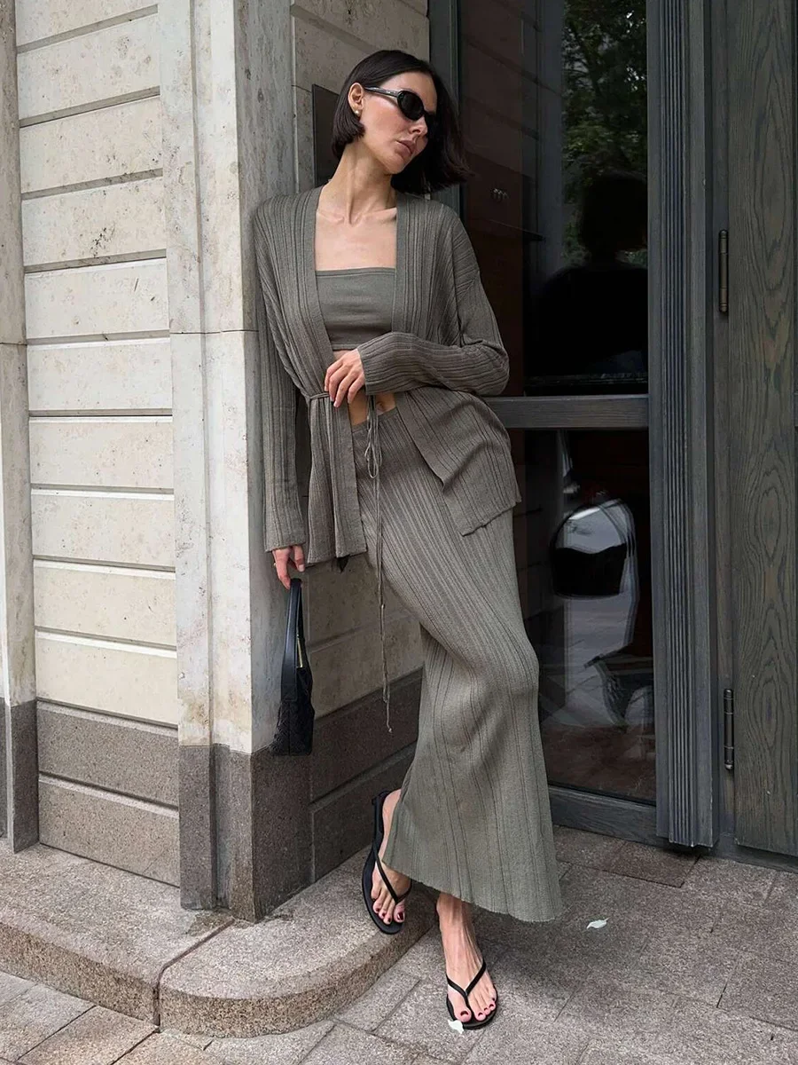 Blubelle Autumn Winter Women's Minimalist Knit Set Cardigan Camisole Skirt Loose Design Solid Color Vest Sweater 3-piece Set
Blubelle Autumn Winter Women's Minimalist Knit Set Cardigan Camisole Skirt Loose Design Solid Color Vest Sweater 3-piece Set