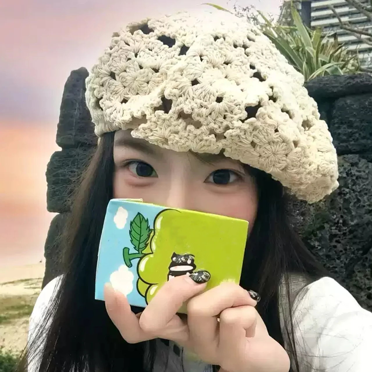 Korean-style retro handmade crocheted floral beret hat for women breathable and stylish painter hat trend for spring and summer
Korean-style retro handmade crocheted floral beret hat for women breathable and stylish painter hat trend for spring and summer