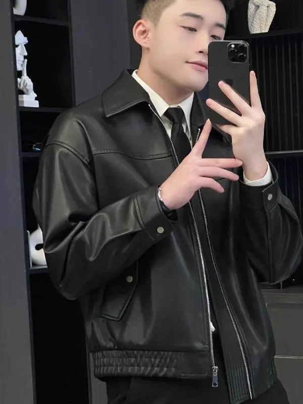 Мужская модная куртка из мягкой искусственной кожи с отложным воротником, двусторонняя, прямого кроя, осенняя новинка в уличном стиле
Мужская модная куртка из мягкой искусственной кожи с отложным воротником, двусторонняя, прямого кроя, осенняя новинка в уличном стиле