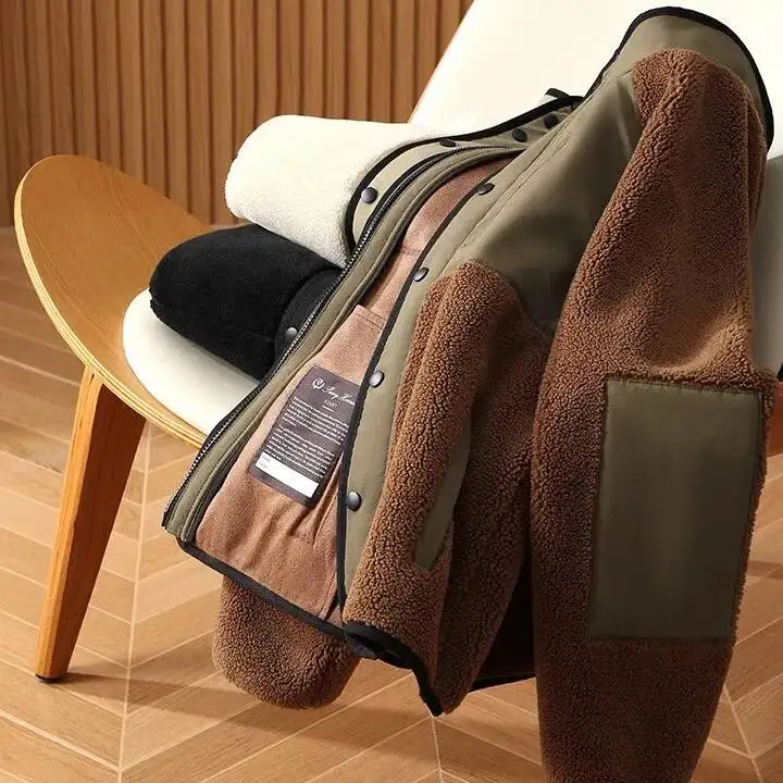 Теплое, мягкое пальто из овечьего велюра с воротником-стойкой, комбинированное с кожей и мехом, осенне-зимняя новинка, модное городское.
Теплое, мягкое пальто из овечьего велюра с воротником-стойкой, комбинированное с кожей и мехом, осенне-зимняя новинка, модное городское.