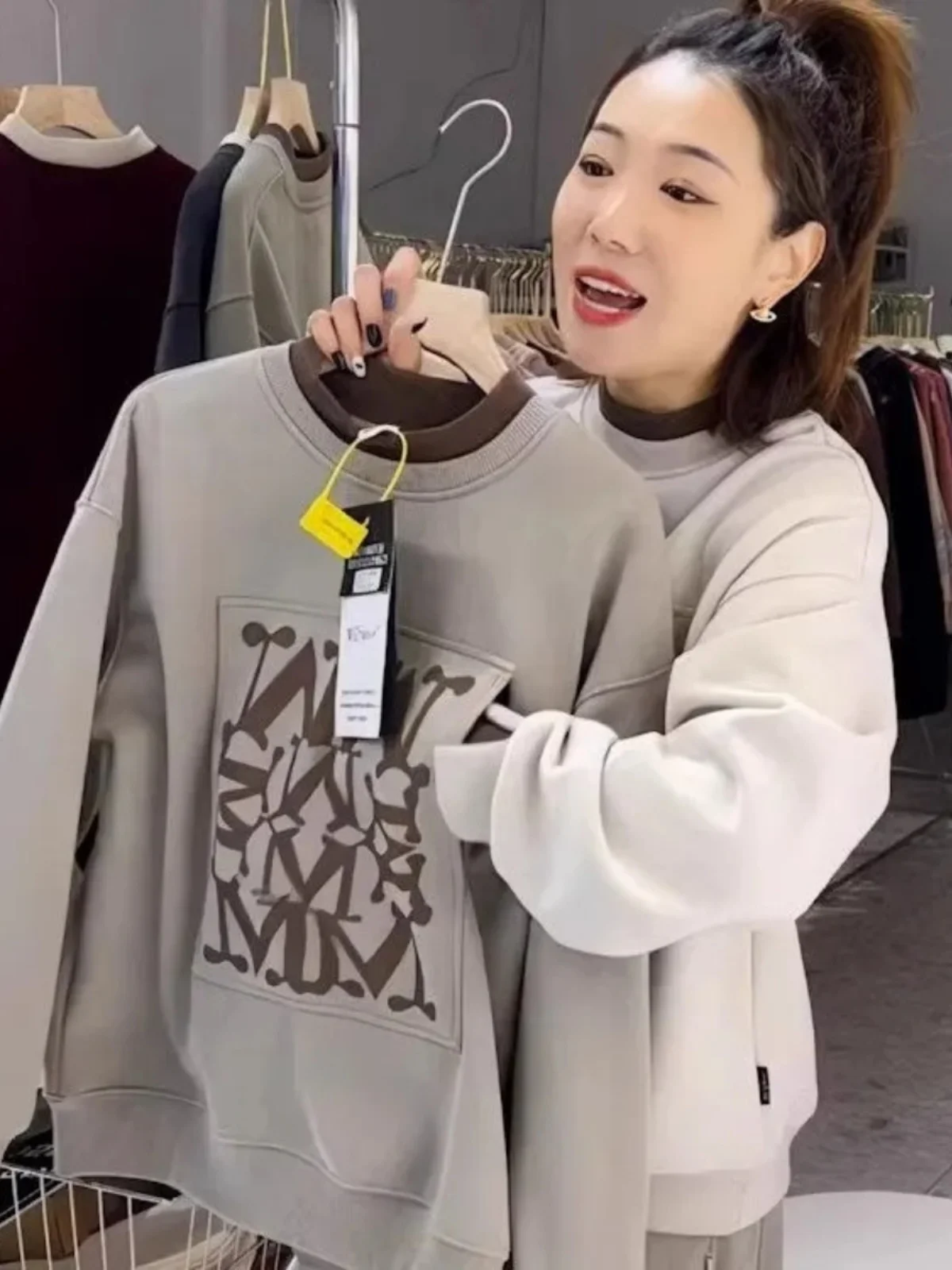 Outlets European Goods Anti-Aging Fleece Lined Thickened Splicing Fake Two-Piece Trendy Sweatshirt Jacket Women's Fashion
Outlets European Goods Anti-Aging Fleece Lined Thickened Splicing Fake Two-Piece Trendy Sweatshirt Jacket Women's Fashion