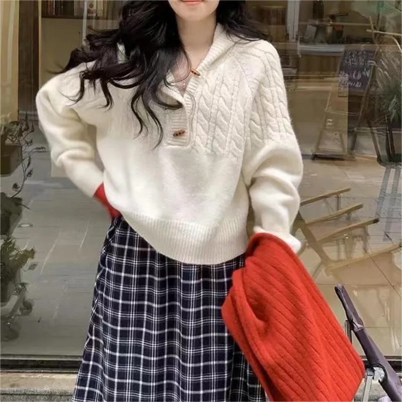 Осень-зима 2025 г., новый темпераментный свитер, корейский свитер с капюшоном и пуговицами с рогами, топ для женщин
Осень-зима 2025 г., новый темпераментный свитер, корейский свитер с капюшоном и пуговицами с рогами, топ для женщин