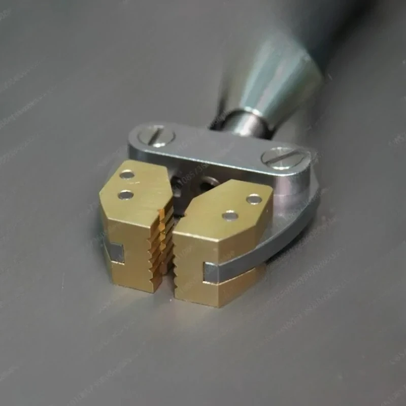 Jewelry hand vice, hand-held clock pliers, crab claw pliers, hand DIY vice
Jewelry hand vice, hand-held clock pliers, crab claw pliers, hand DIY vice