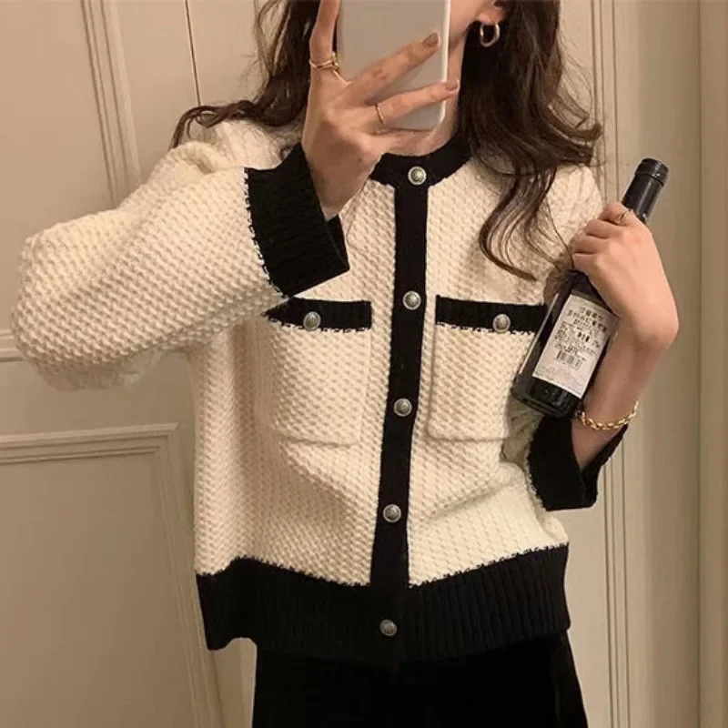 2025 Spring New Korean Version Coat Base Shirt Small Fragrant Wind Jacket Knitted Cardigan Temperamen Sweater Women's Soft Top
2025 Spring New Korean Version Coat Base Shirt Small Fragrant Wind Jacket Knitted Cardigan Temperamen Sweater Women's Soft Top