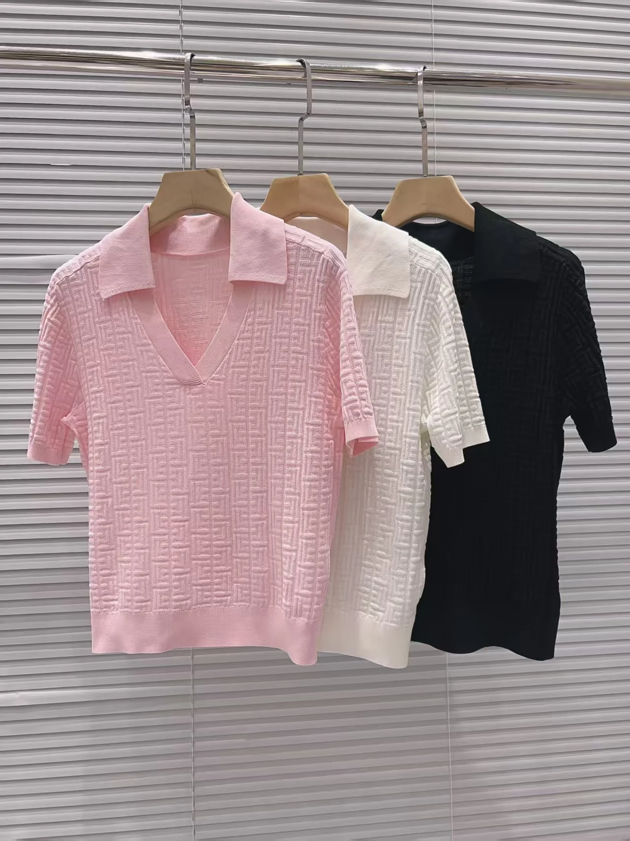 Женский укороченный свитер Slim Fit с отложным воротником, вязаный, с коротким рукавом, с узором косы, летний, модный, повседневный топ
Женский укороченный свитер Slim Fit с отложным воротником, вязаный, с коротким рукавом, с узором косы, летний, модный, повседневный топ